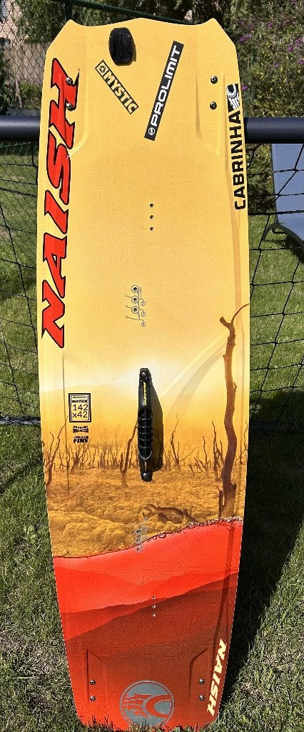 Naish Motion 142x42 planche light wind – 1 saison, Sports nautiques & Bateaux, Kitesurf, Double astuce, Enlèvement ou Envoi, Comme neuf