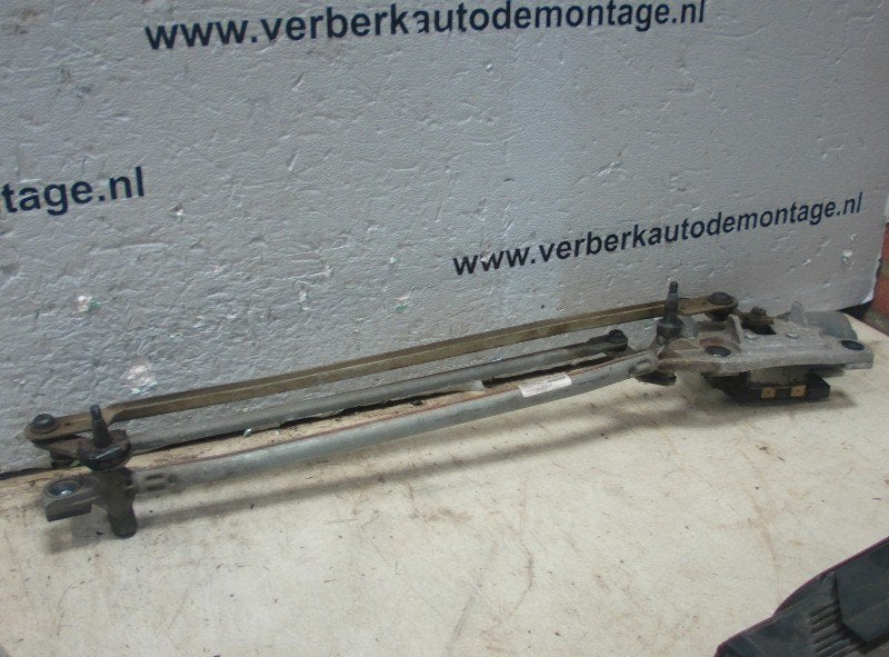 MOTEUR + TRINGLERIE ESSUIE GLACE AVANT Volvo V50 (MW), Robert Bosch AG, Robert-Bosch-Allee 1
74232  Abstatt, DE, Engineering@bosch.com