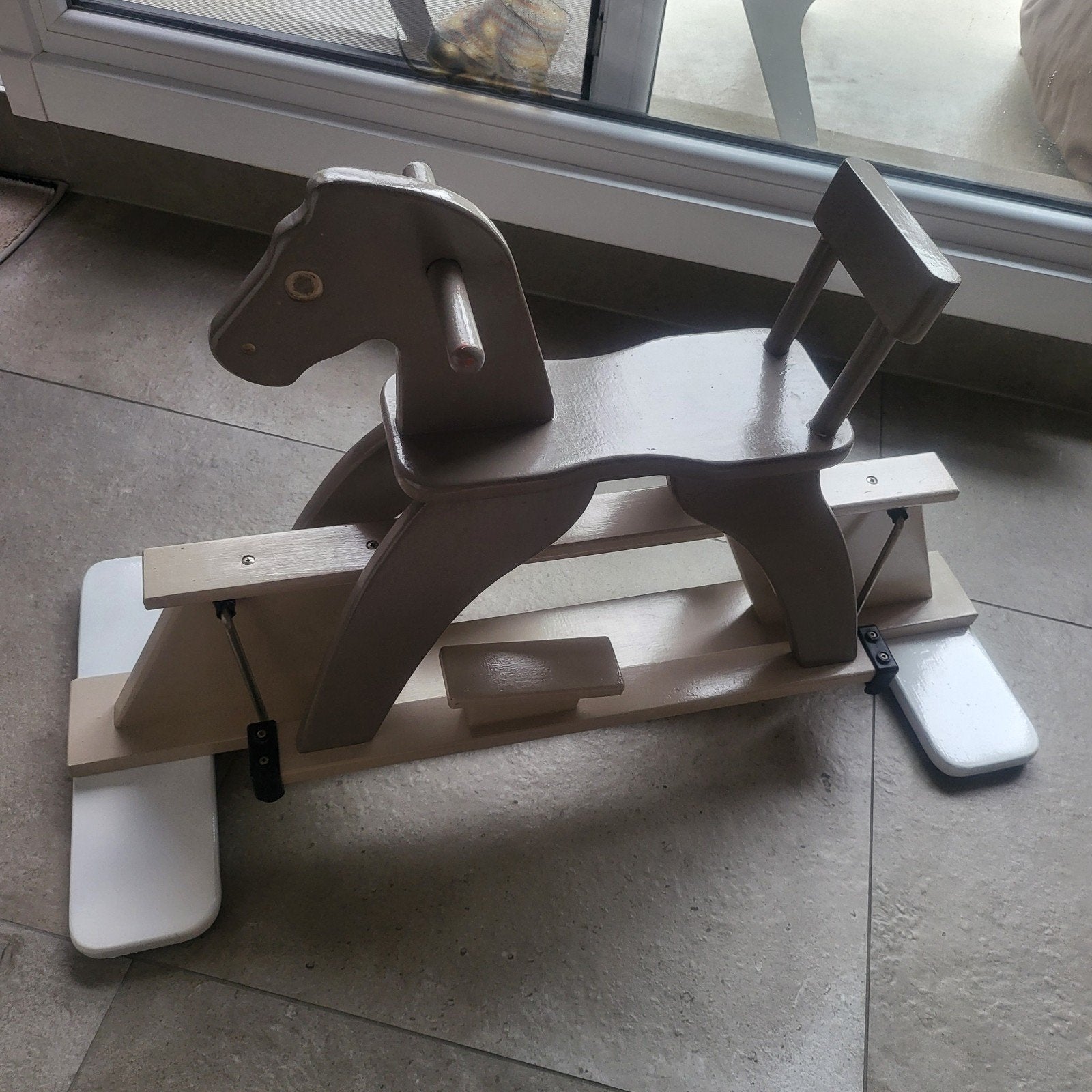 Cheval à bascule., Enlèvement, Garçon ou Fille