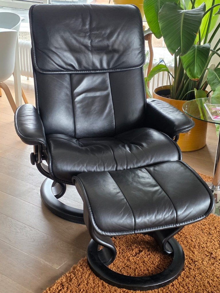 Stresslees zwart + bijhorend voetbankje, Huis en Inrichting, Fauteuils, Ophalen, Zo goed als nieuw, Hout