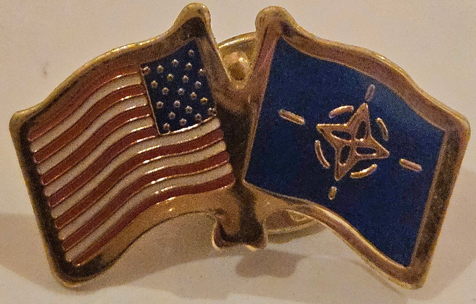 Drapeaux des États-Unis et de l'OTAN
C'est, Enlèvement ou Envoi