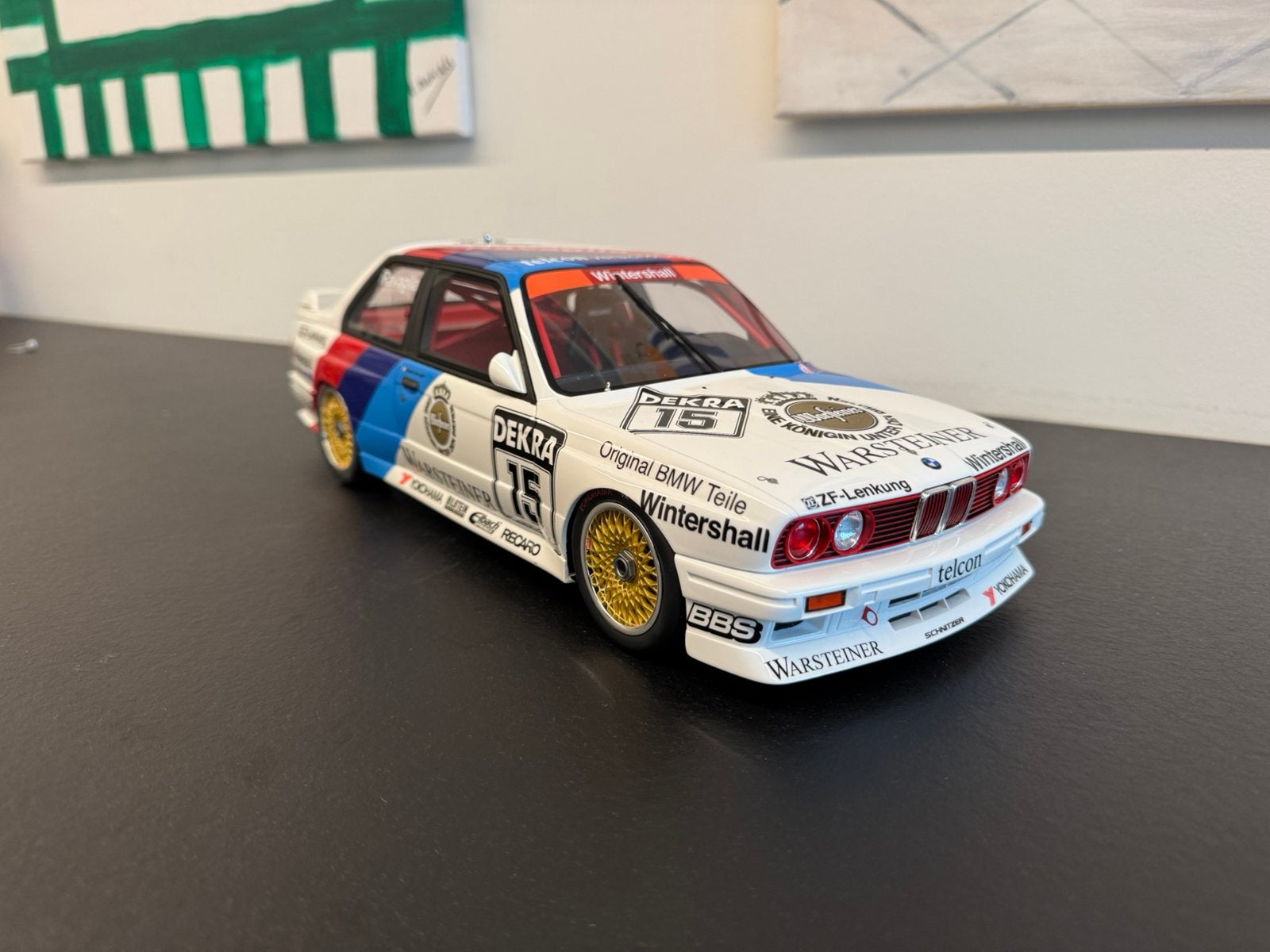 Pouf BMW E30 M3 DTM Warsteiner 1/12, Hobby & Loisirs créatifs, Voitures miniatures | 1:5 à 1:12, Enlèvement ou Envoi, Comme neuf