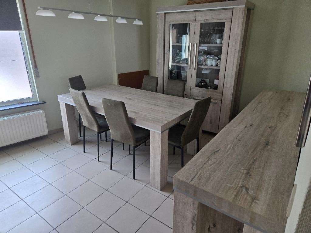 Eetkamerset — tafel + 6 stoelen + vitrine + dressoir | 450€, Ophalen, Gebruikt, Grijs hout, 6 tot 8 stoelen