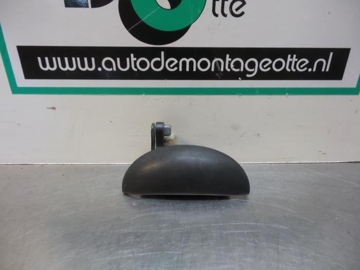 Poignée portière 2portes droite d'un Peugeot 107 (107 05-), -, 3 mois de garantie, Utilisé, -