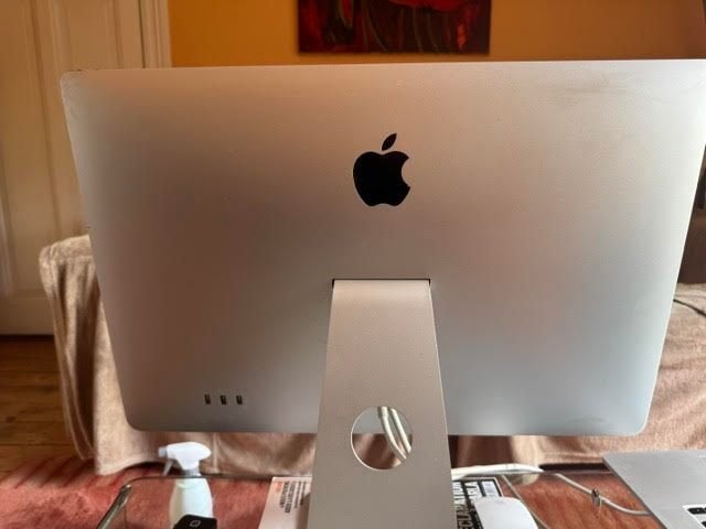 Apple Cinema Display LED (24-Inch), Computers en Software, Ophalen, Ingebouwde speakers, Minder dan 1 ms, Zo goed als nieuw