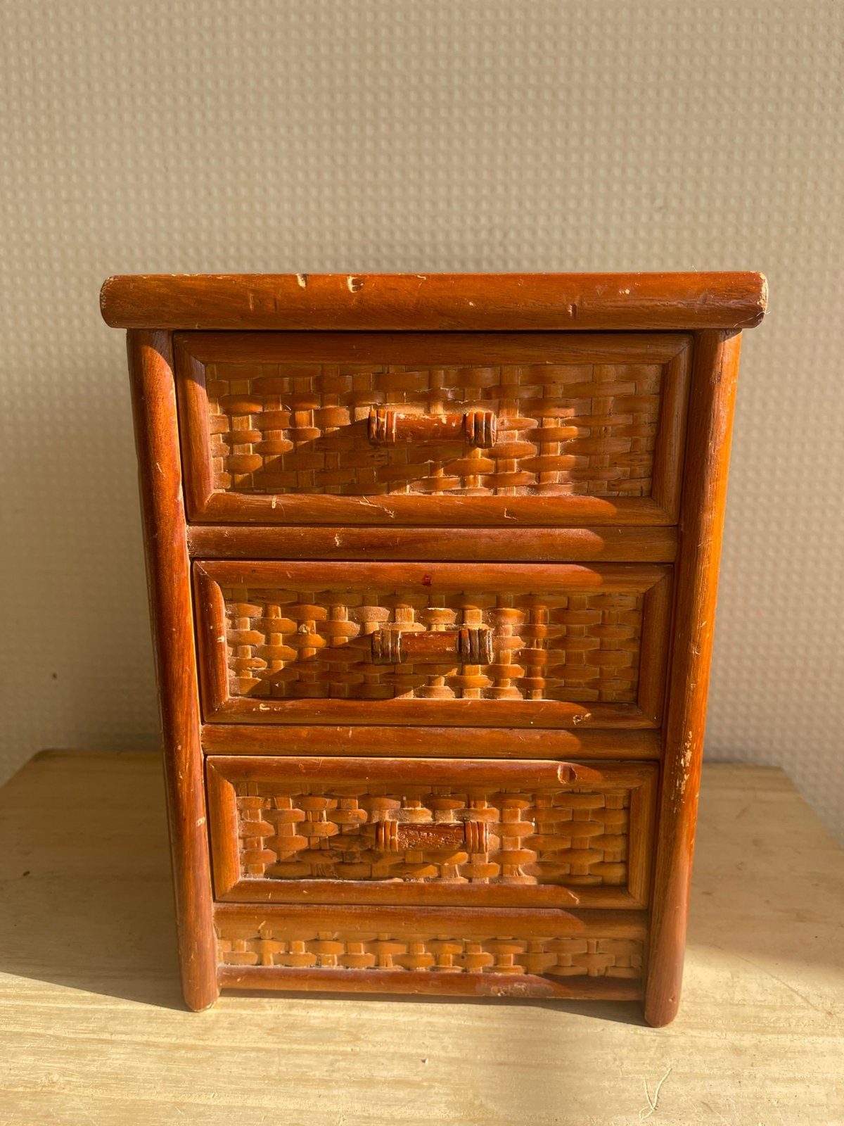 Mini commode vintage avec détails en rotin, Enlèvement ou Envoi