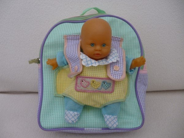Mooi babypopje met rugzak, Kinderen en Baby's, Ophalen of Verzenden, Zo goed als nieuw, Babypop