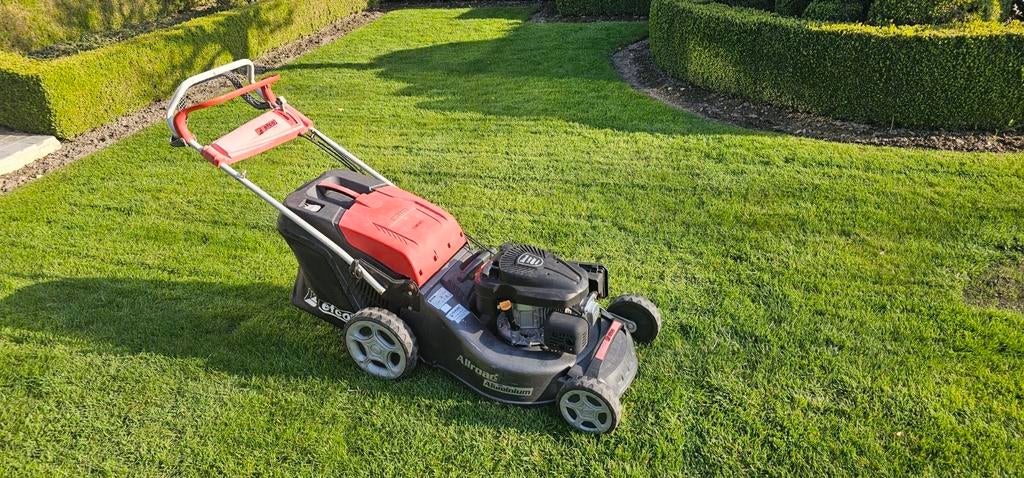 Grasmaaier zelftrekker, Tuin en Terras, Grasmaaiers, Gebruikt, Benzine-grasmaaier, 50 cm of meer, Cirkelmaaier, Opvangbak, Ophalen