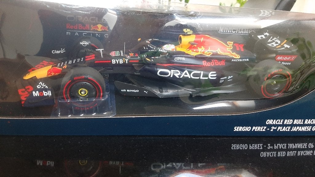 F1 Red Bull RB18 S. Perez GP Japan 2022 1:18 MiniChamps, Ophalen of Verzenden, Nieuw