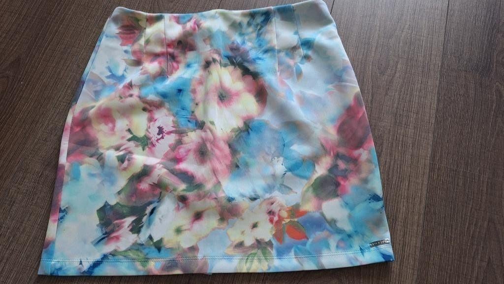 Korte rok" Villa Joy" boven knie met split achteraan maat S, Overige kleuren, Ophalen of Verzenden, Zo goed als nieuw, Vila Joy
