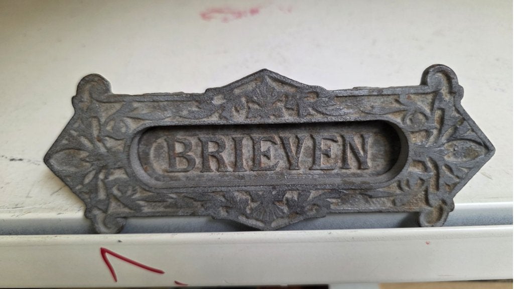 Antieke gietijzeren brievenbusklep