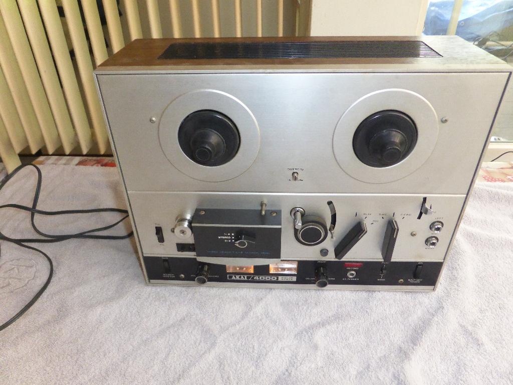 bandrecorder akai 4000 in goede werkende staat, Audio, Tv en Foto, Bandrecorder, Ophalen, Bandrecorder, Met stofkap
