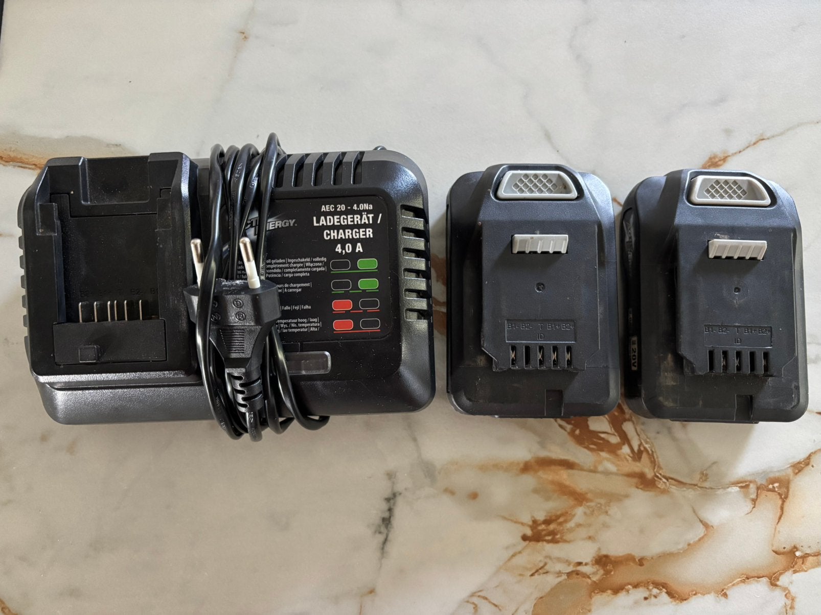 Chargeur + 2 batteries Activ Energy, Bricolage & Construction, Enlèvement, Utilisé