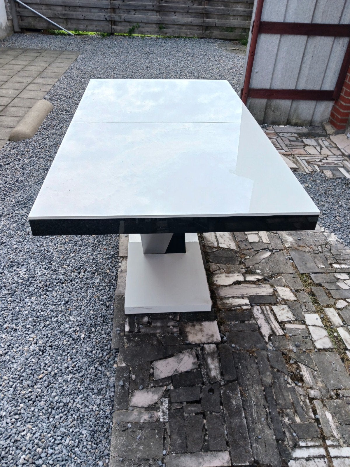 Hubertus Meble eettafel, Enlèvement