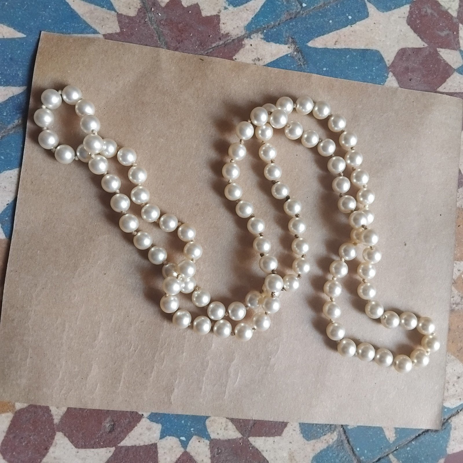 collier en perles dorijne si tans veris, Bijoux, Sacs & Beauté, Enlèvement ou Envoi, Comme neuf, Blanc