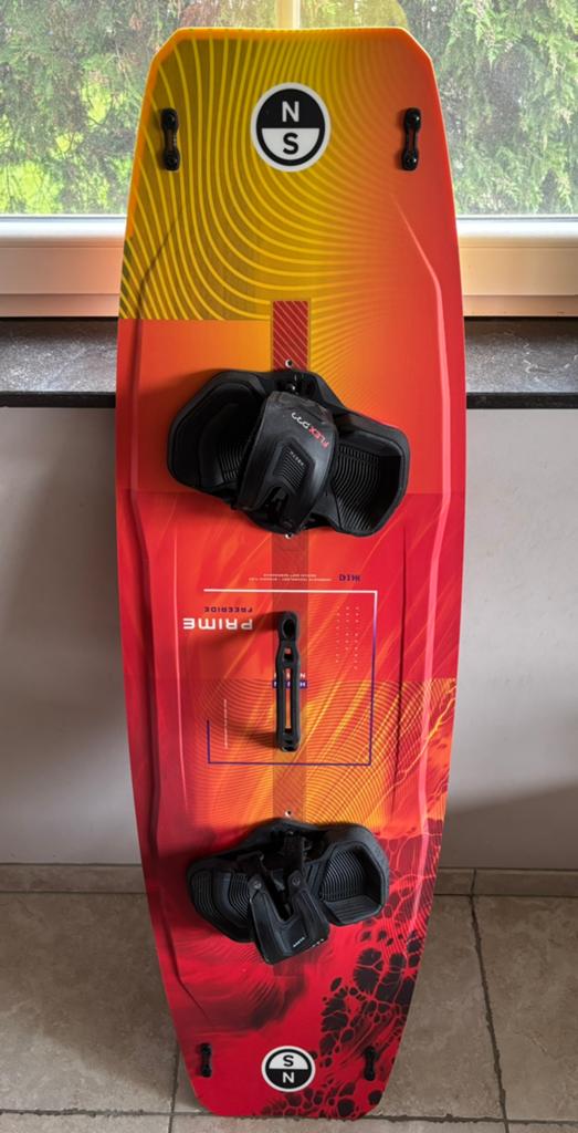 Nieuw Kitesurfboard North Prime 2025 144x43 + pads, Watersport en Boten, Kitesurfen, Twintip, Ophalen, Nieuw, Kiteboard