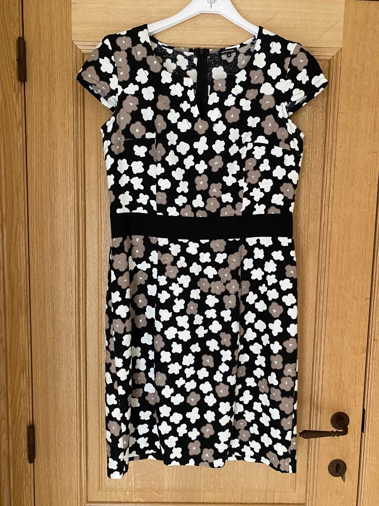 Lichte en elegante jurk van Caroline Biss, Kleding | Dames, Jurken, Zo goed als nieuw, Maat 38/40 (M), Zwart, Boven de knie, Ophalen of Verzenden