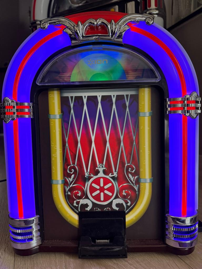 ION Jukebox Dock retro speaker met lichtshow - Bluetooth, Verzamelen, Automaten | Jukeboxen, Ophalen, Zo goed als nieuw