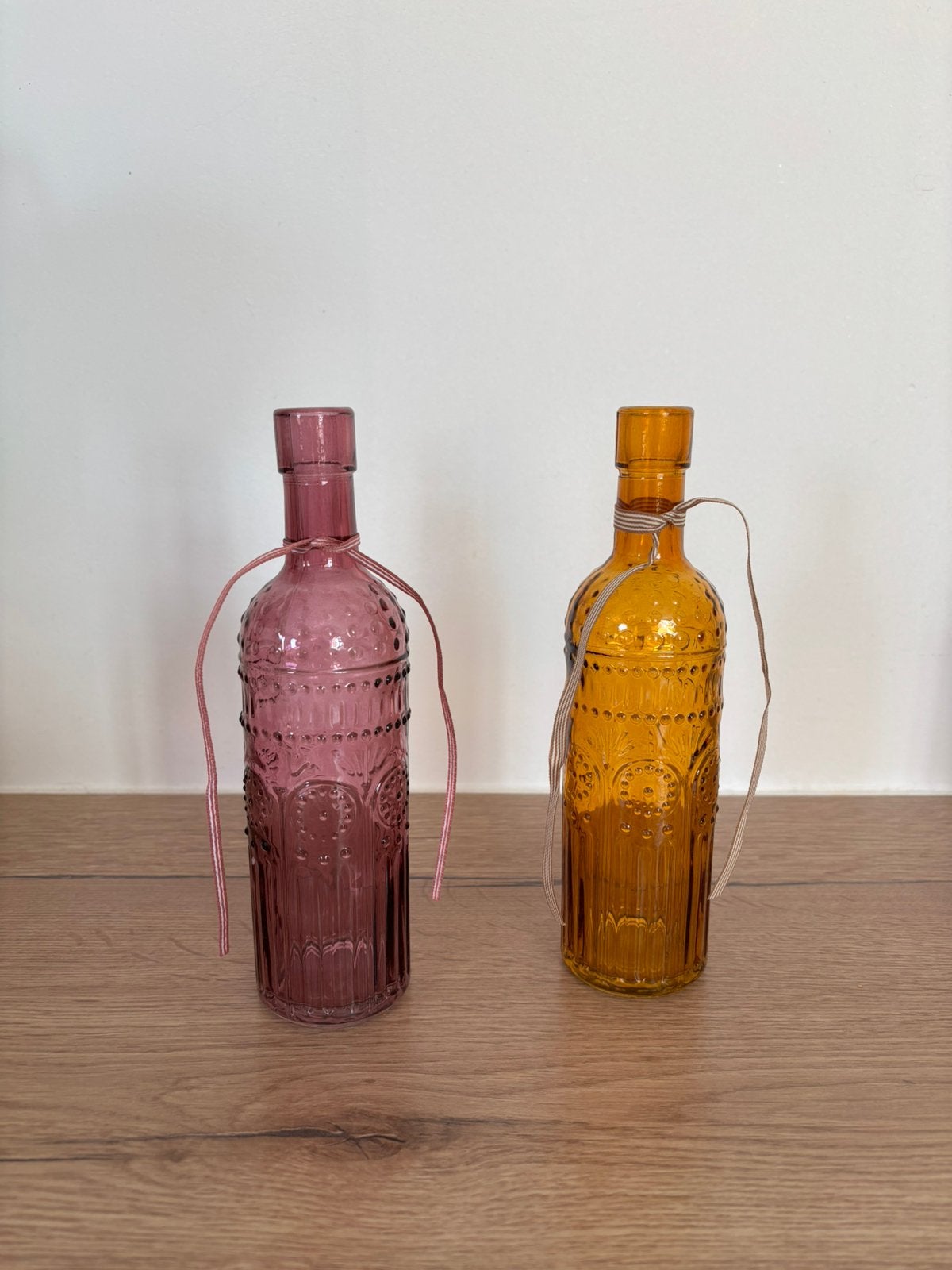 Set van 2 decoratieve glazen flessen/vazen – roze & amber, Ophalen, Zo goed als nieuw, Geel