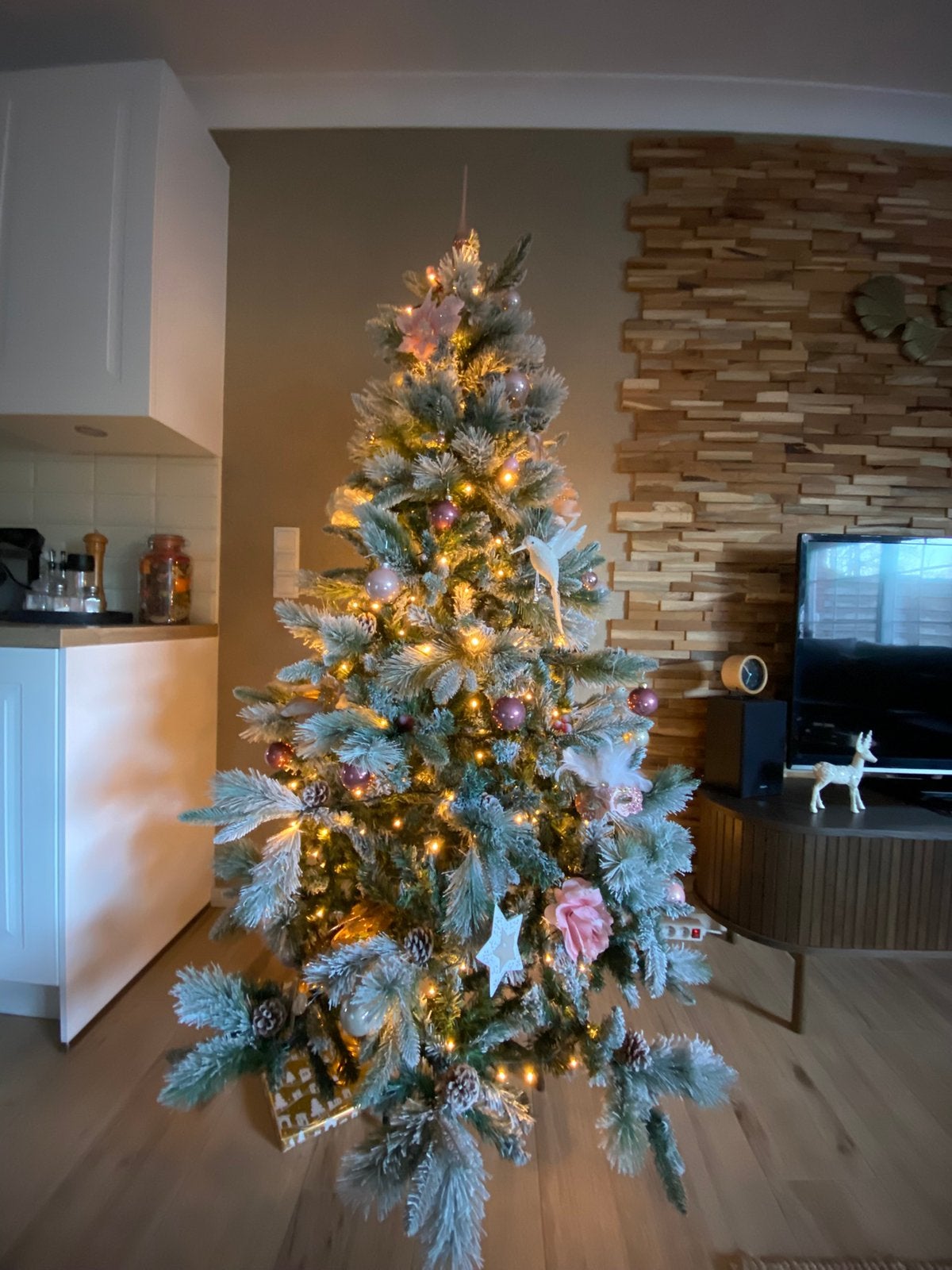 Kerstboom 180 cm met versiering, Diversen, Ophalen, Zo goed als nieuw