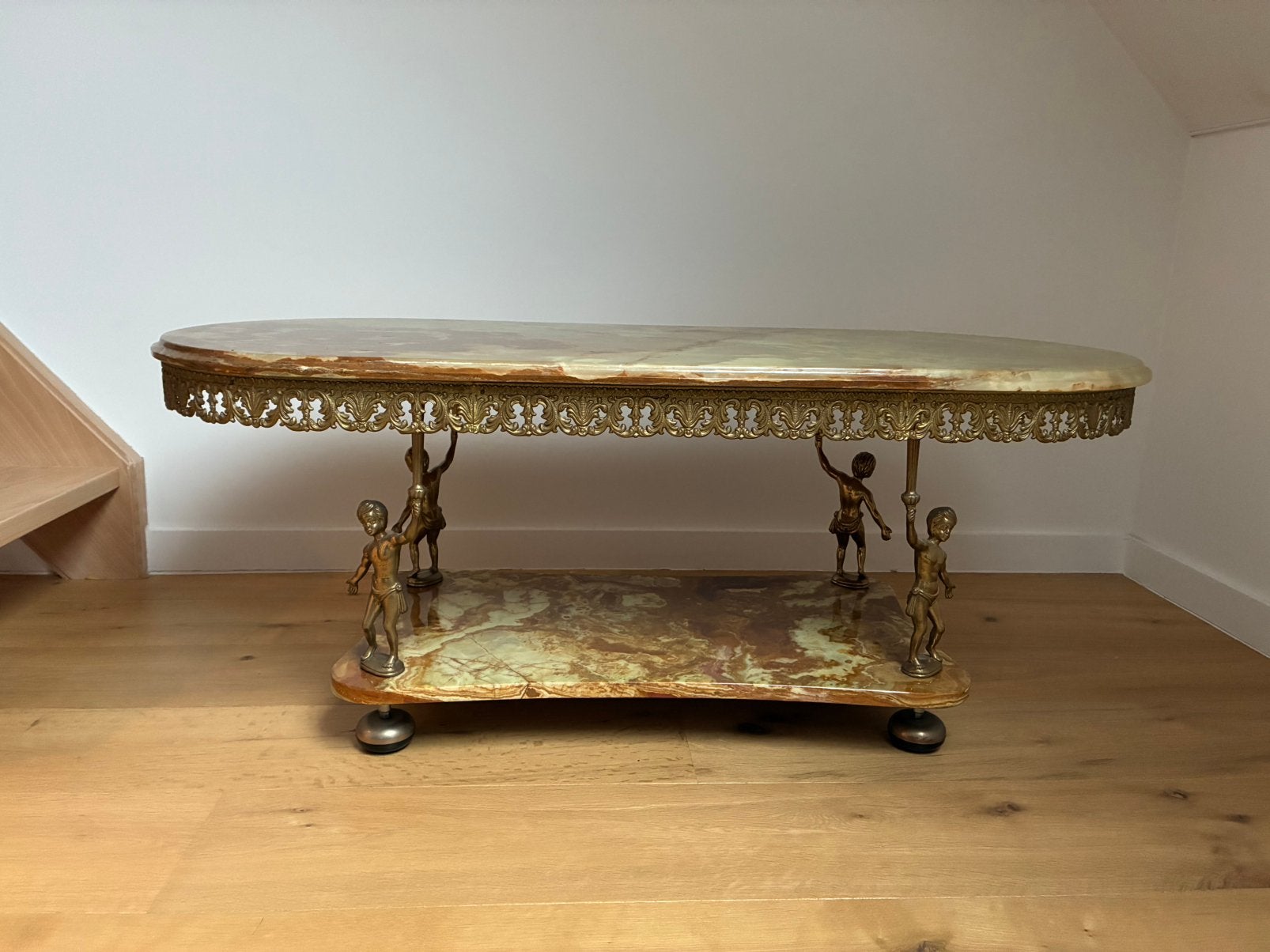 Antieke salontafel met onyxen blad en bronzen figuren, Huis en Inrichting, Ophalen, Overige materialen, 100 tot 150 cm, Ovaal