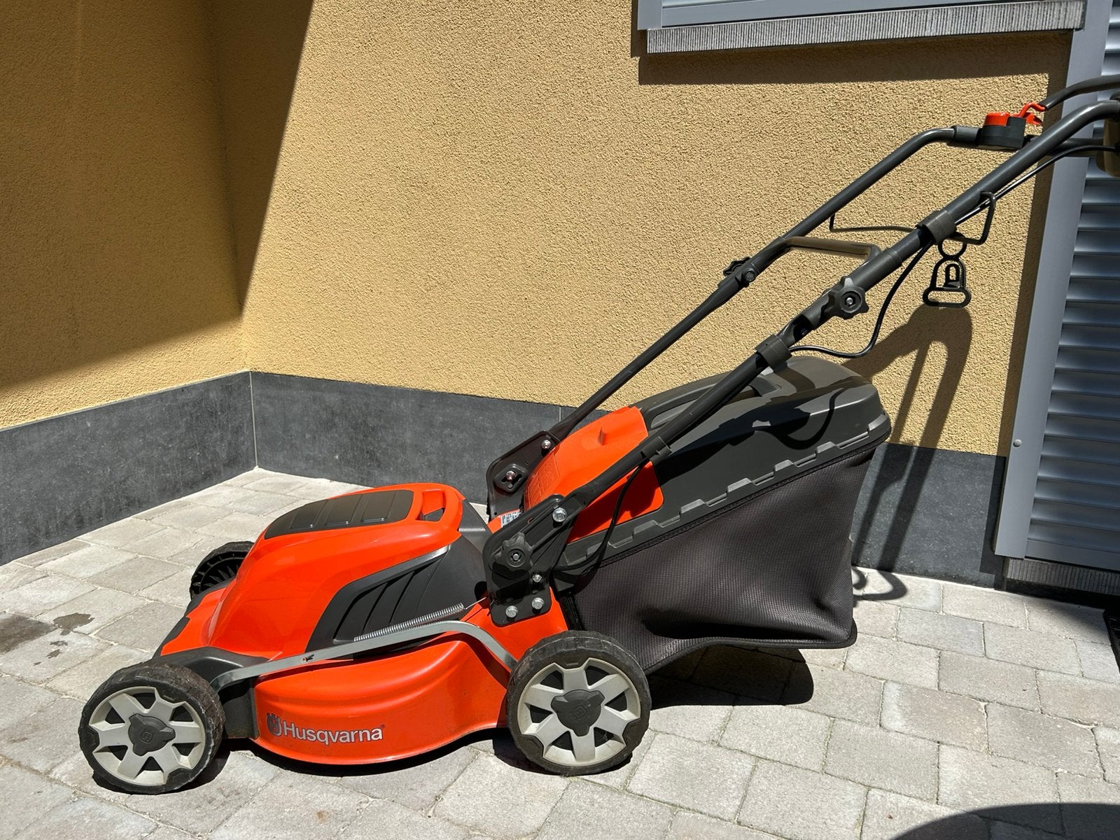 Tondeuse à gazon électrique de la marque Husqvarna, Démarrage électrique, Tondeuse rotative, Comme neuf, 40 à 49 cm