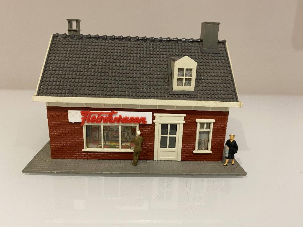HO Pola woonhuis met voedingswinkel (752), Hobby en Vrije tijd, Modeltreinen | H0, Overige merken, Gebruikt, Gelijkstroom of Wisselstroom