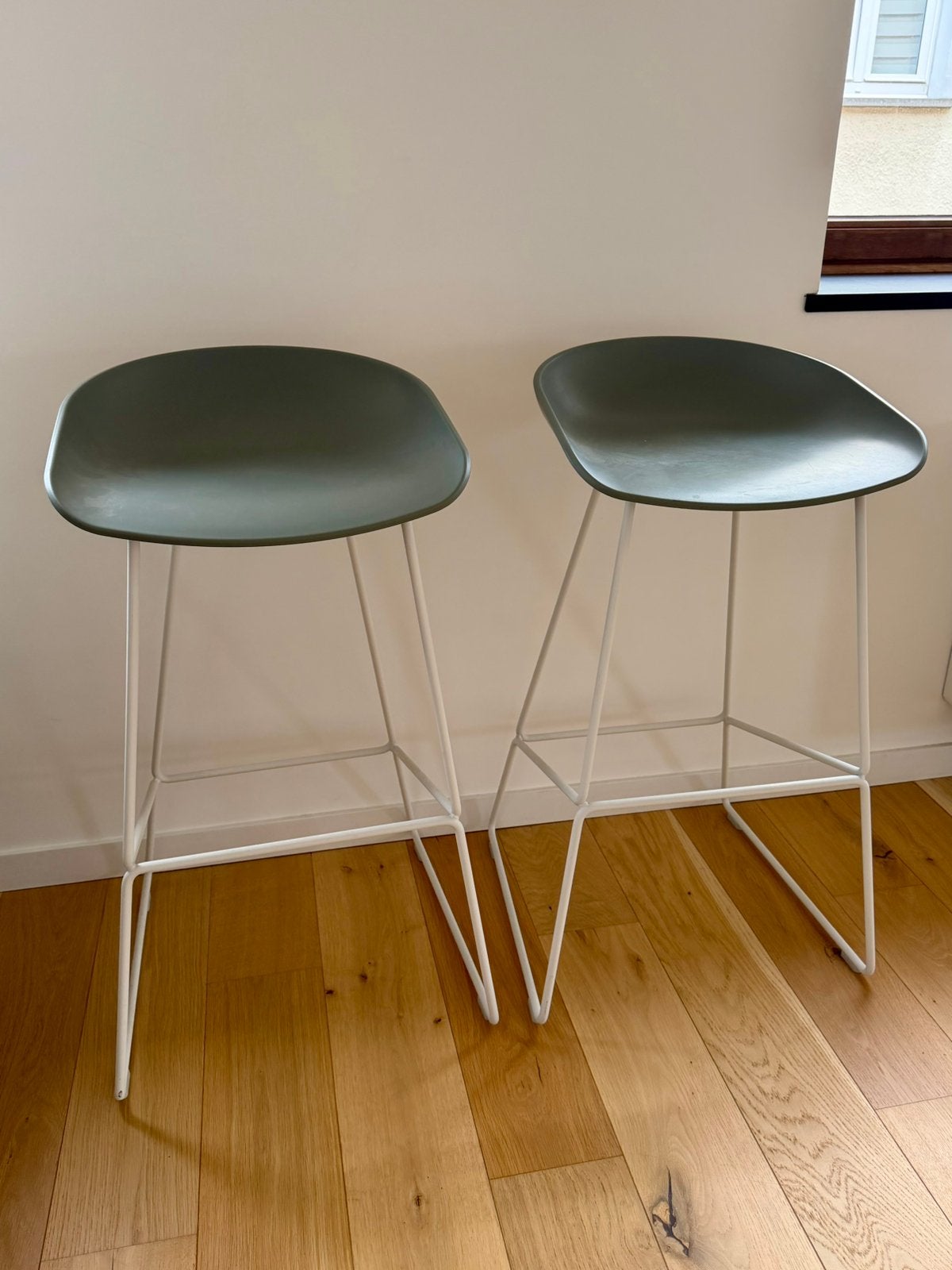 2 tabourets HAY About a Stool AAS38 - 75cm, Maison & Meubles, Tabourets de bar, 2 tabourets, Enlèvement, Comme neuf, 60 à 90 cm