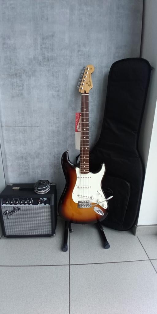Fender Stratocaster 2012 sunburst , versterker 15:G, Muziek en Instrumenten, Snaarinstrumenten | Gitaren | Elektrisch, Ophalen