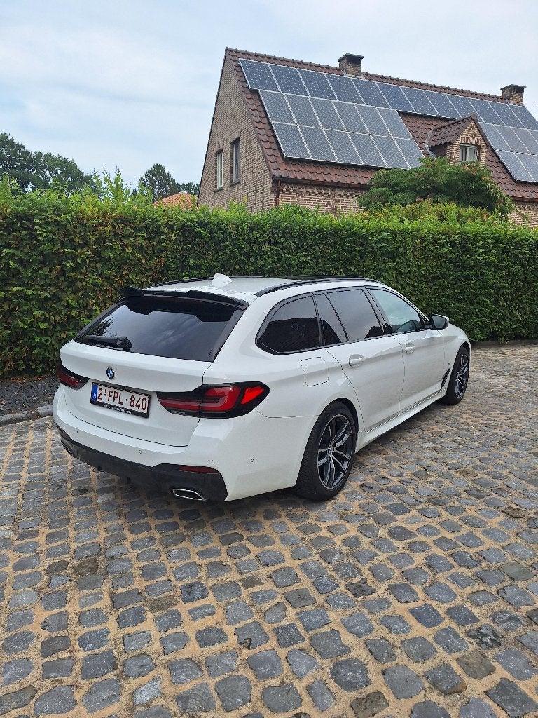 BMW 520d - 2022 en parfait état neuf, Autos, Cuir, Euro 6, 2000 kg, Noir