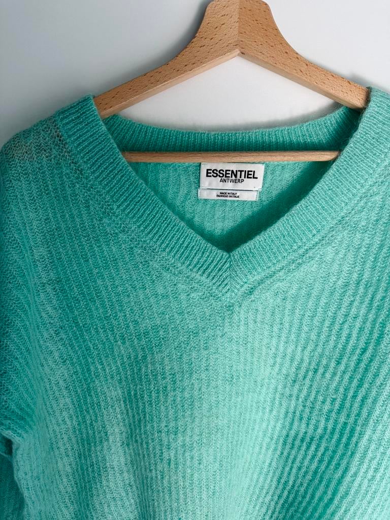 V hals appelblauwzeegroene mohair trui Essentiel Antwerp, Ophalen of Verzenden, Zo goed als nieuw, Maat 38/40 (M)