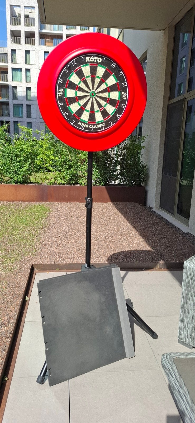 Darts bord en staander met ring en mat en materiaal, Ophalen