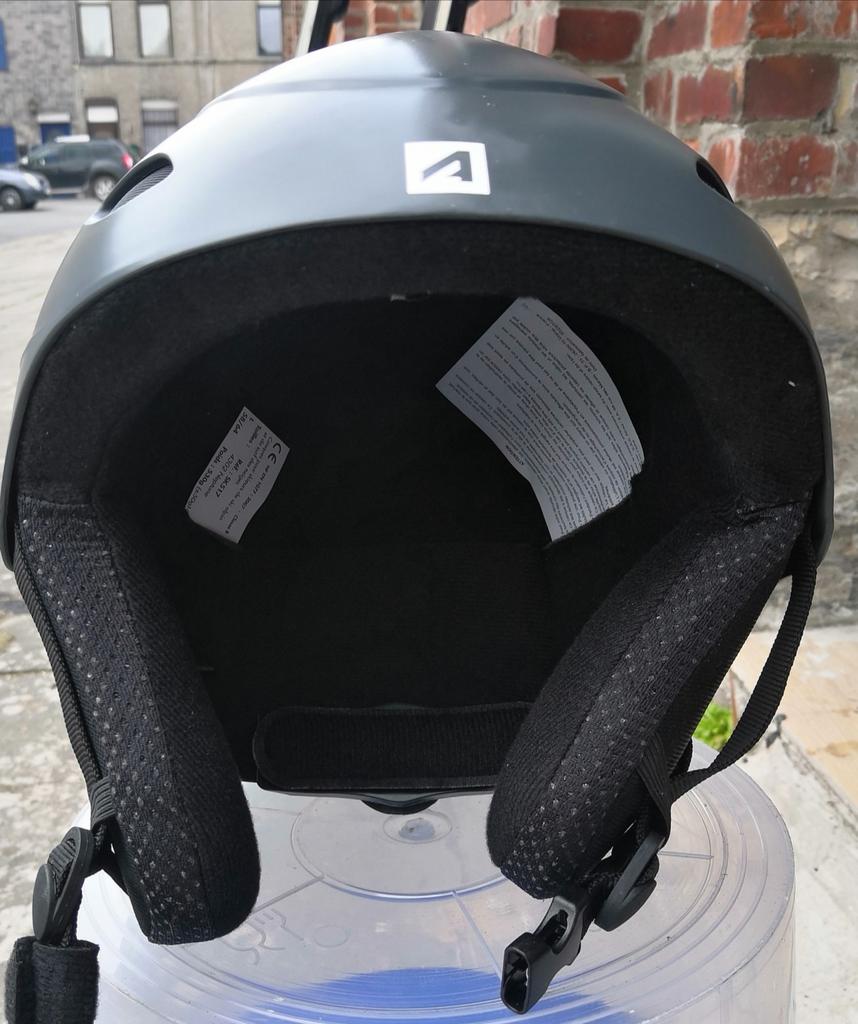 AZR skihelm 
Maat L