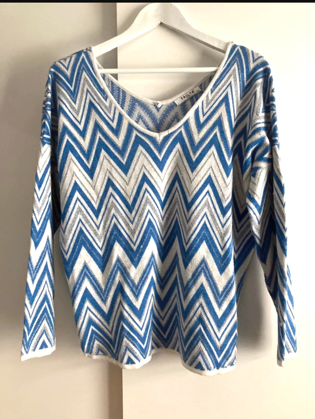 Joli pull, grand, motif zug zag, tailya, Enlèvement ou Envoi, Comme neuf, Taille 42/44 (L), Bleu