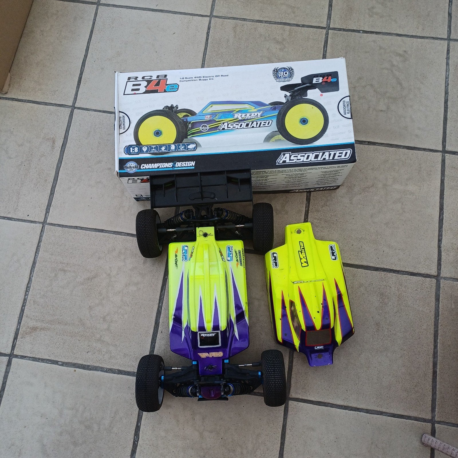RC8 B4e  1/8 , voiture de competition,  tout terrain, Ophalen of Verzenden
