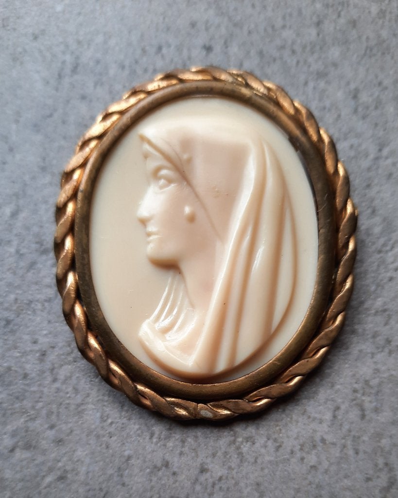Camee broche, Handtassen en Accessoires, Antieke sieraden, Ophalen, Overige materialen, Broche, Verguld
