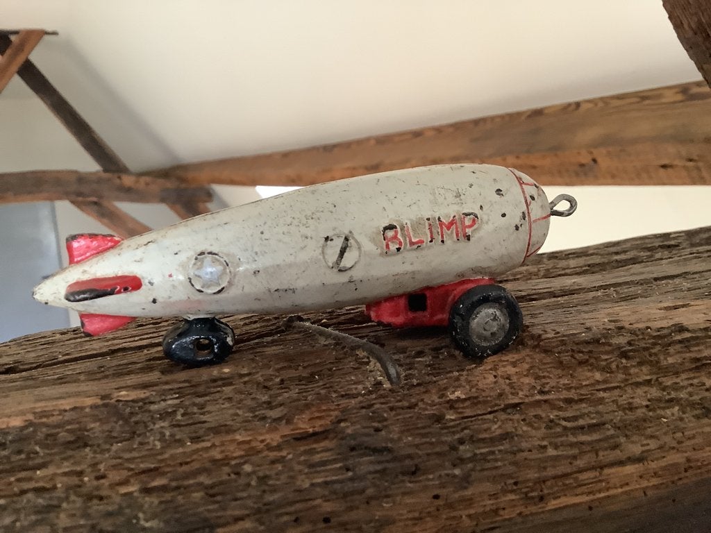 Oud speelgoed zeppelin, Enlèvement