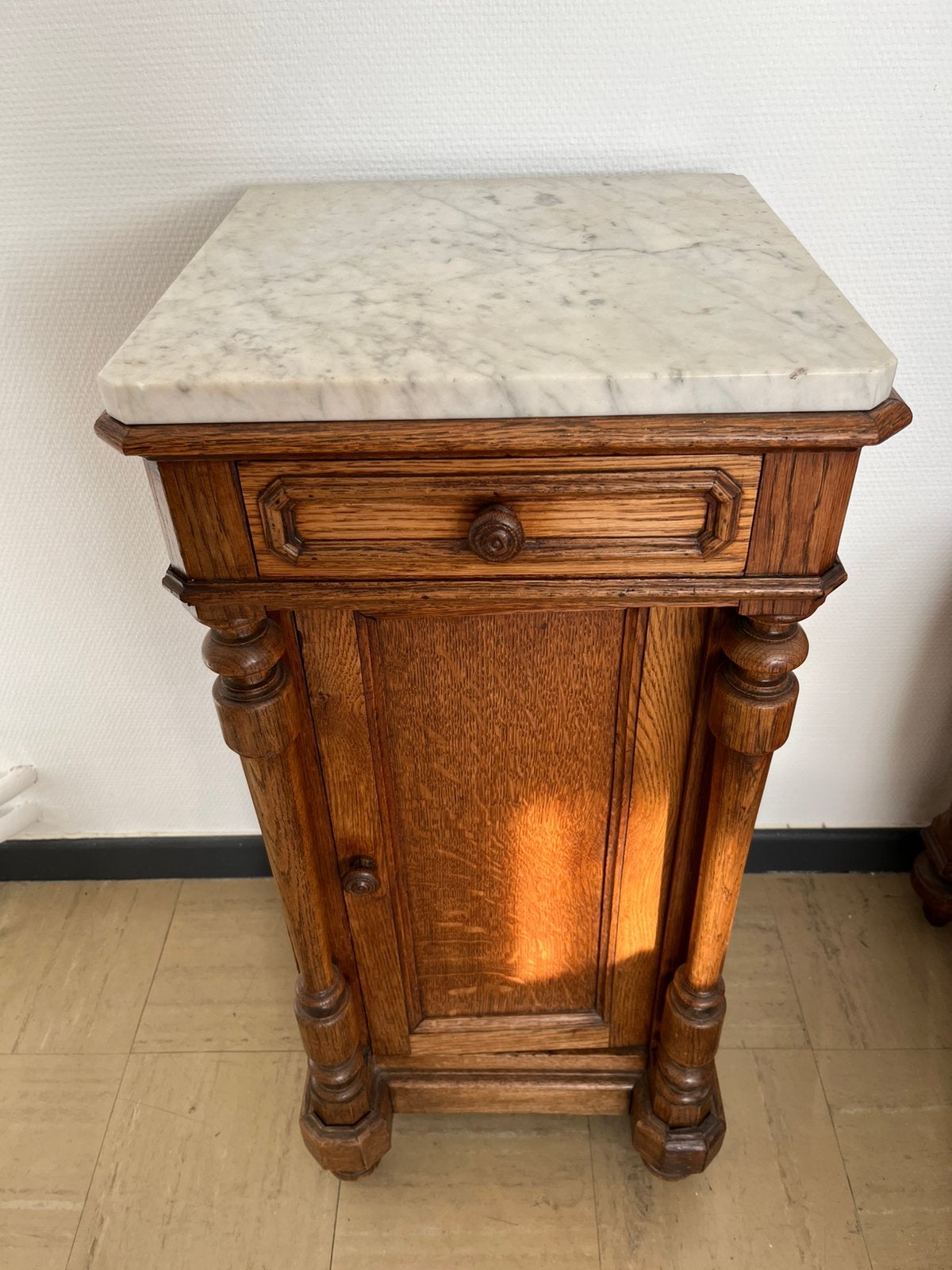 Antiek nachtkastje, Huis en Inrichting, Slaapkamer | Nachtkastjes, Ophalen, Gebruikt, Hout, 70 cm of meer
