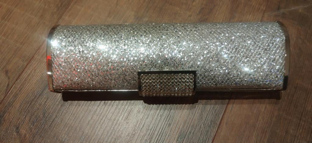 Hardcase handtasje met ketting, Ophalen