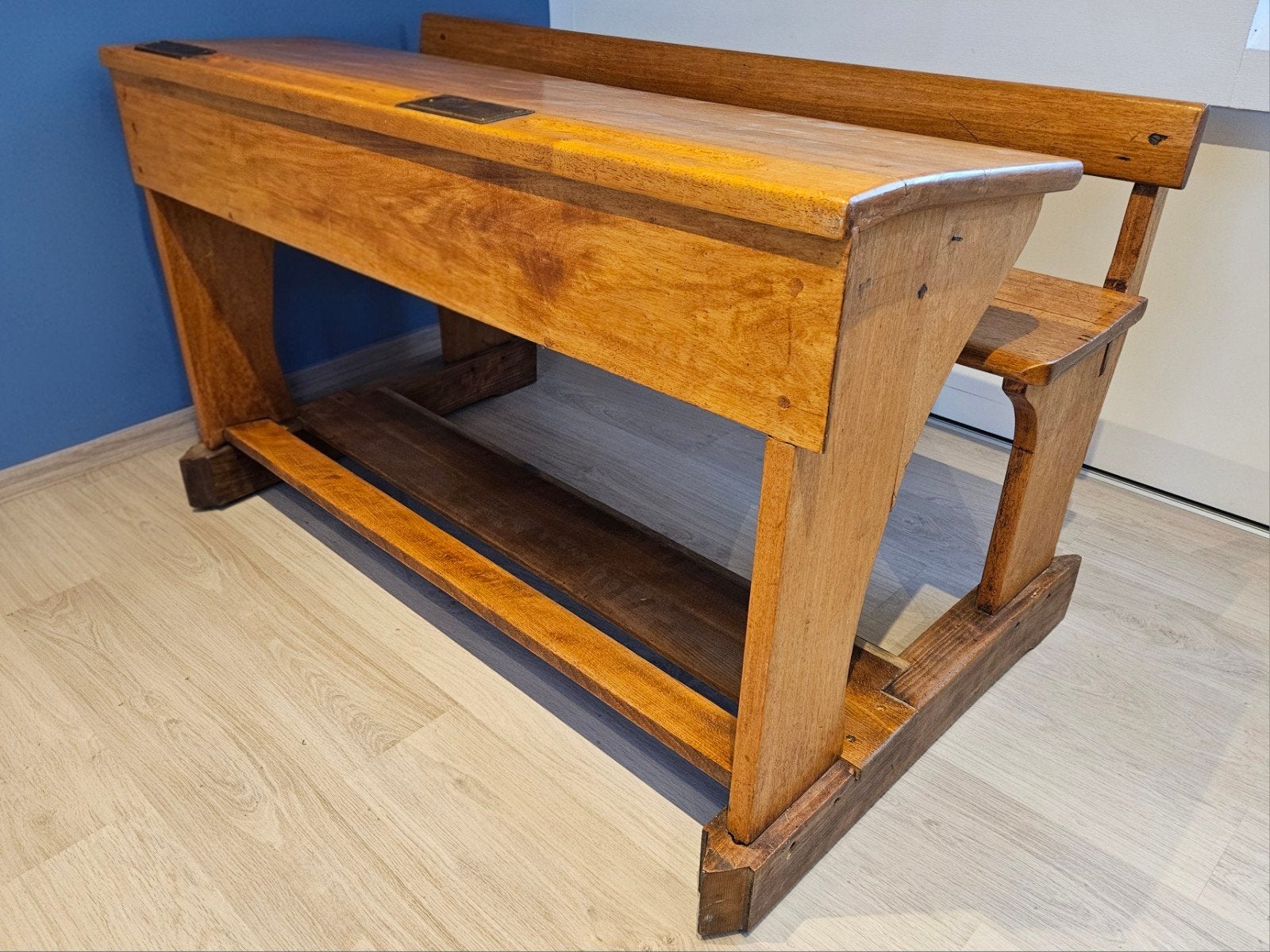 Banc d'écolier ancien, Enlèvement