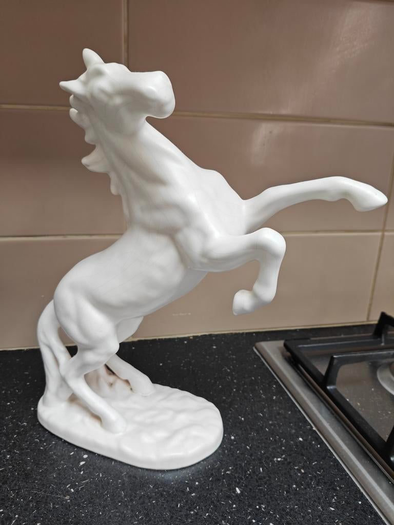 Beeld van paard, Ophalen