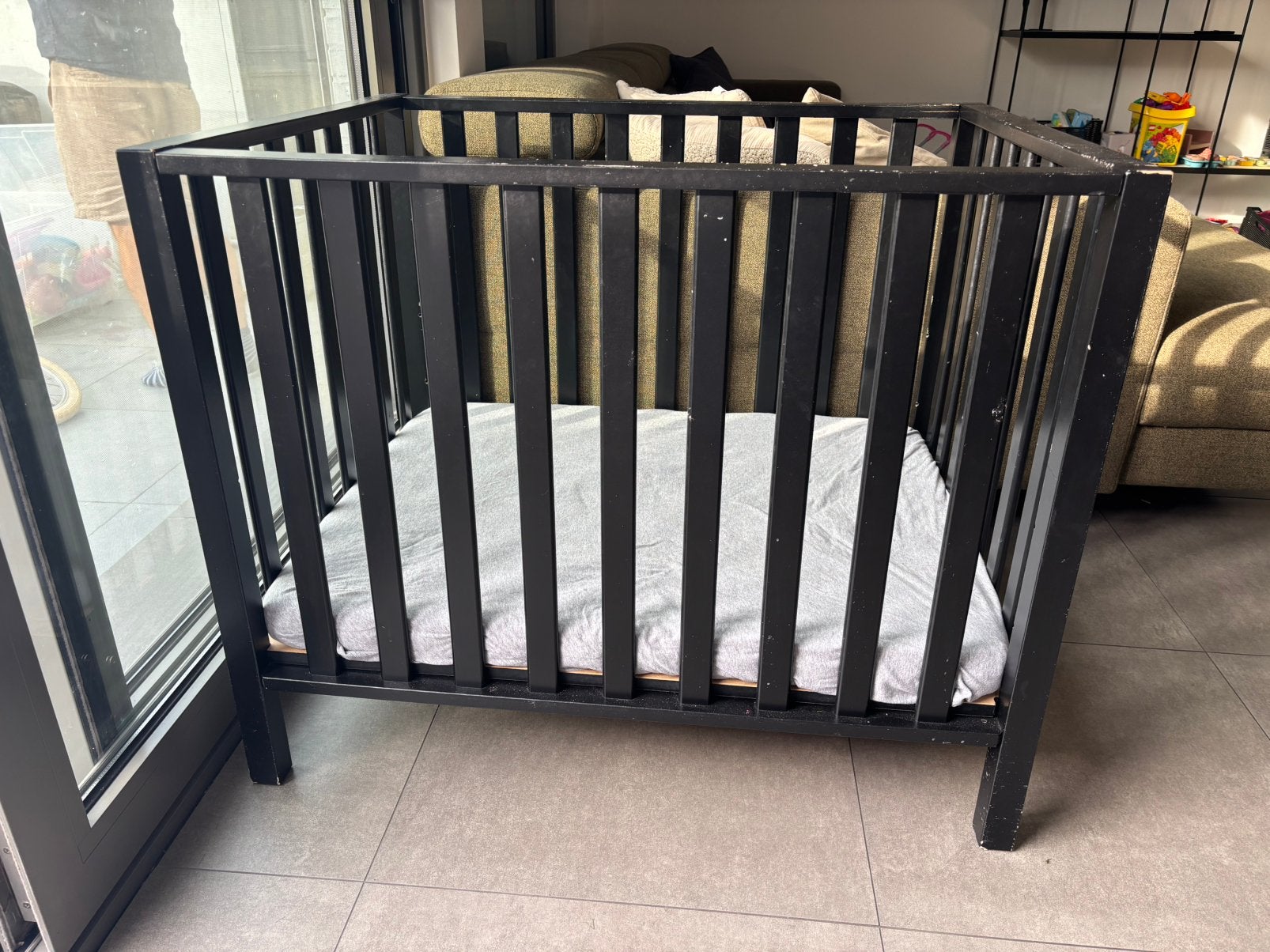 Box met matras en hoeslaken van childwood, Ophalen, Gebruikt, Rechthoekig, In hoogte verstelbaar