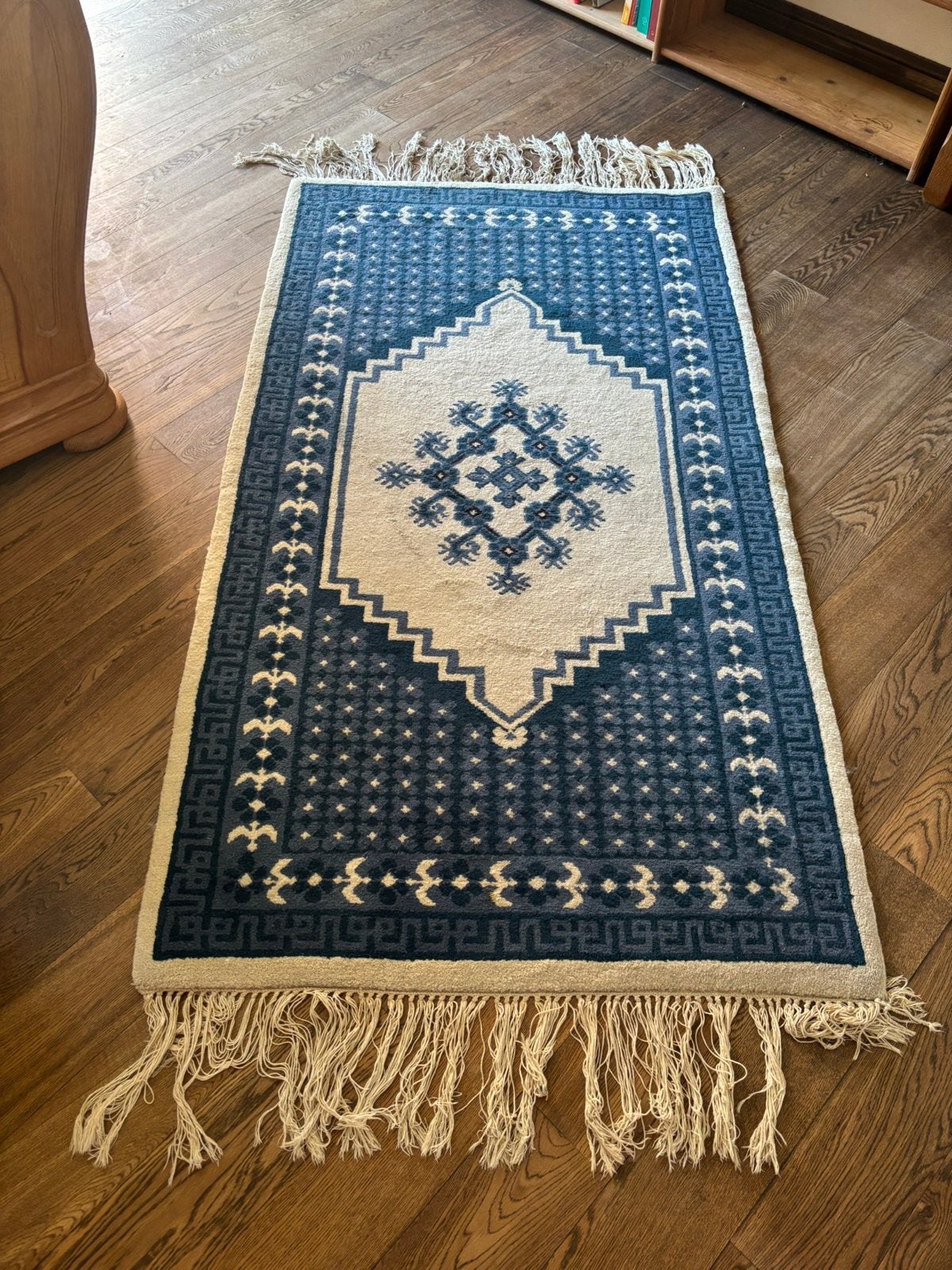 Wollen oosters tapijt, blauw en wit, Huis en Inrichting, Stoffering | Tapijten en Vloerkleden, Ophalen, Zo goed als nieuw, Wit