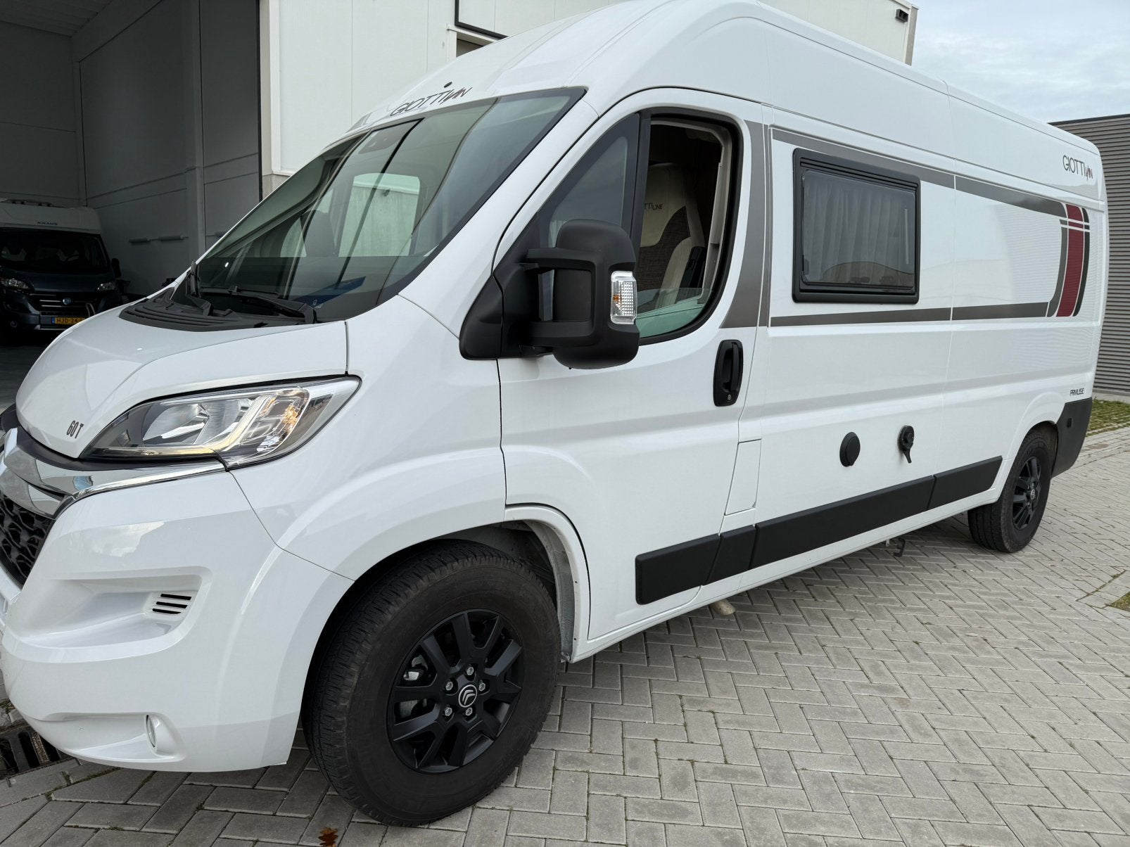 Rapido Giottivan 60T privilege 11/24 9300km douche  wc apart, Caravanes & Camping, Camping-cars, Particulier, jusqu'à 3, Modèle Bus ou Fourgon aménagé