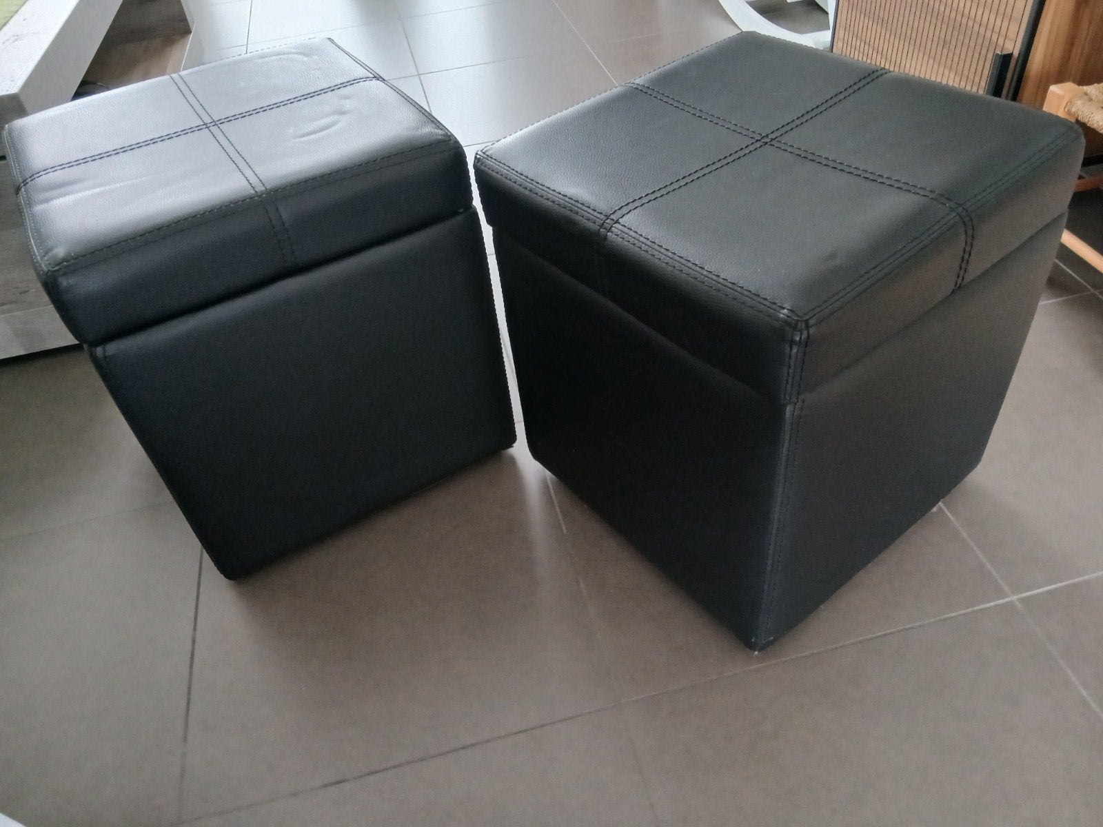 2 poefs, Ophalen