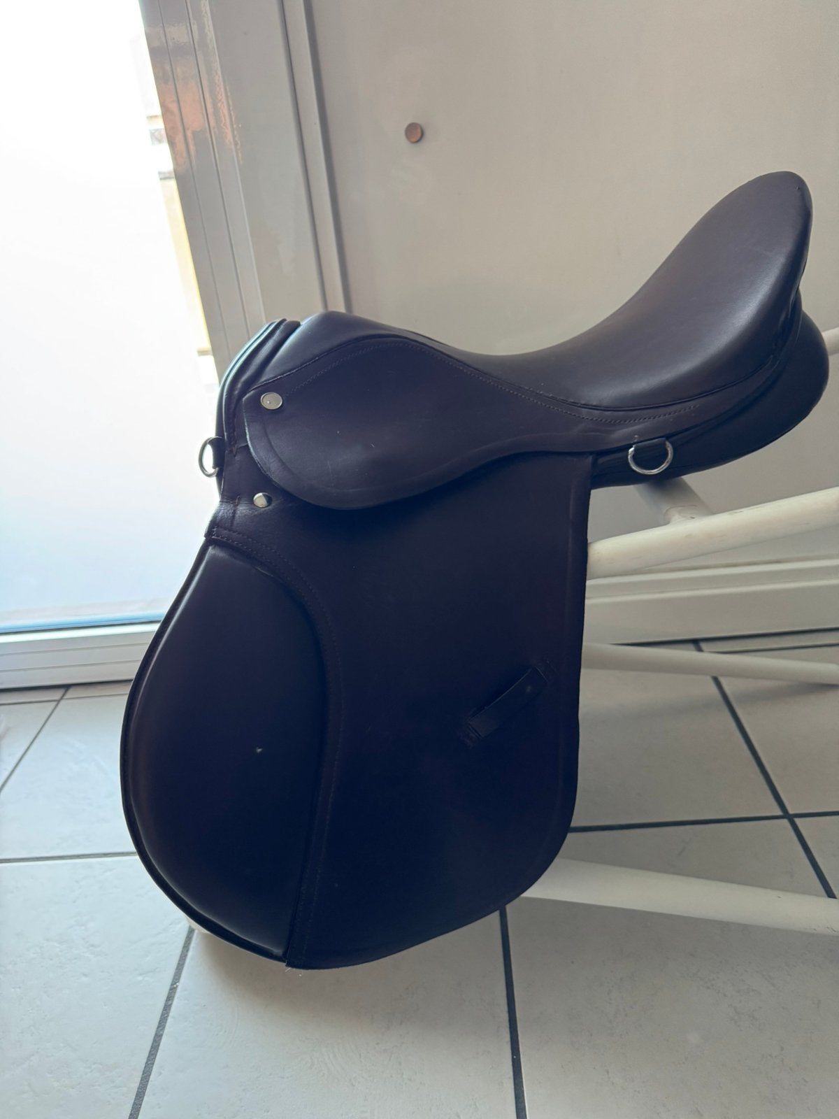 Bruin veelzijdigheidszadel 17.5 inch, Animaux & Accessoires, Chevaux & Poneys | Selles, Moyen, Enlèvement, Utilisé, L (17.5 pouces)