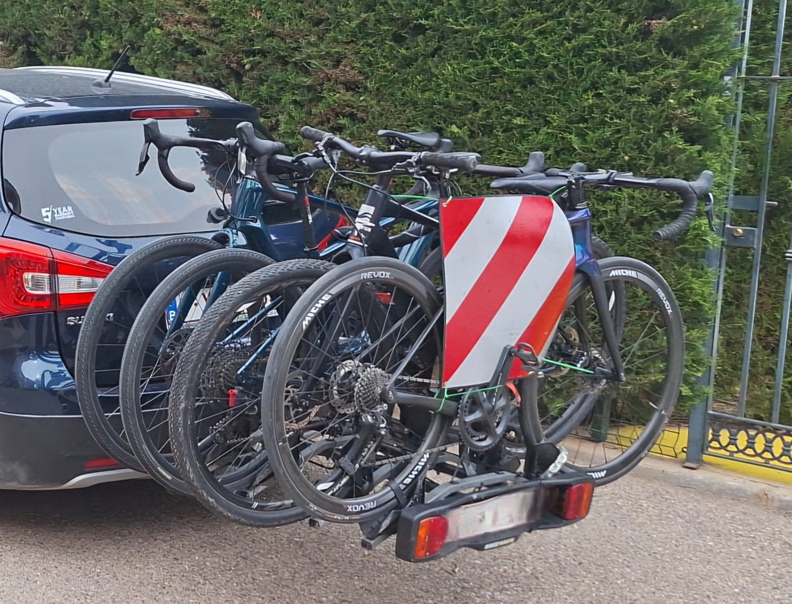 Fietsendrager voor 4 fietsen., Ophalen