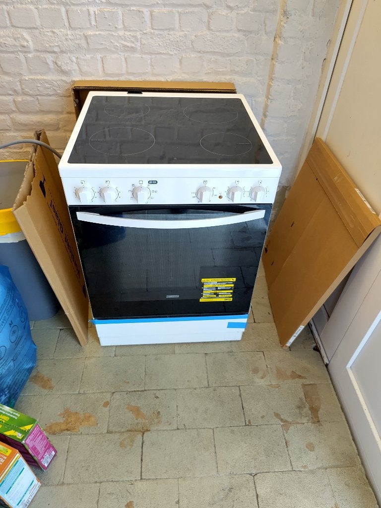 Cuisinière électrique vitrocéramique ZANUSSI, Ophalen, Nieuw, 4 kookzones, 85 tot 90 cm