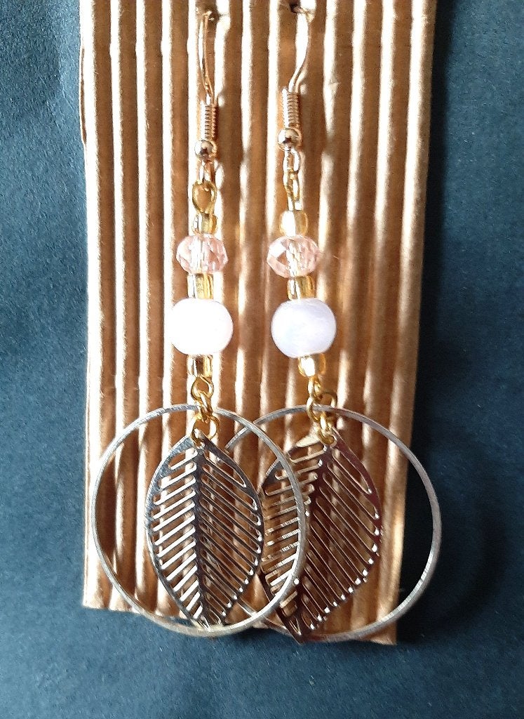 Te koop: Nieuw!! Mooie lange roze oorbellen., Handtassen en Accessoires, Oorbellen, Ophalen, Overige materialen, Hangers, Nieuw