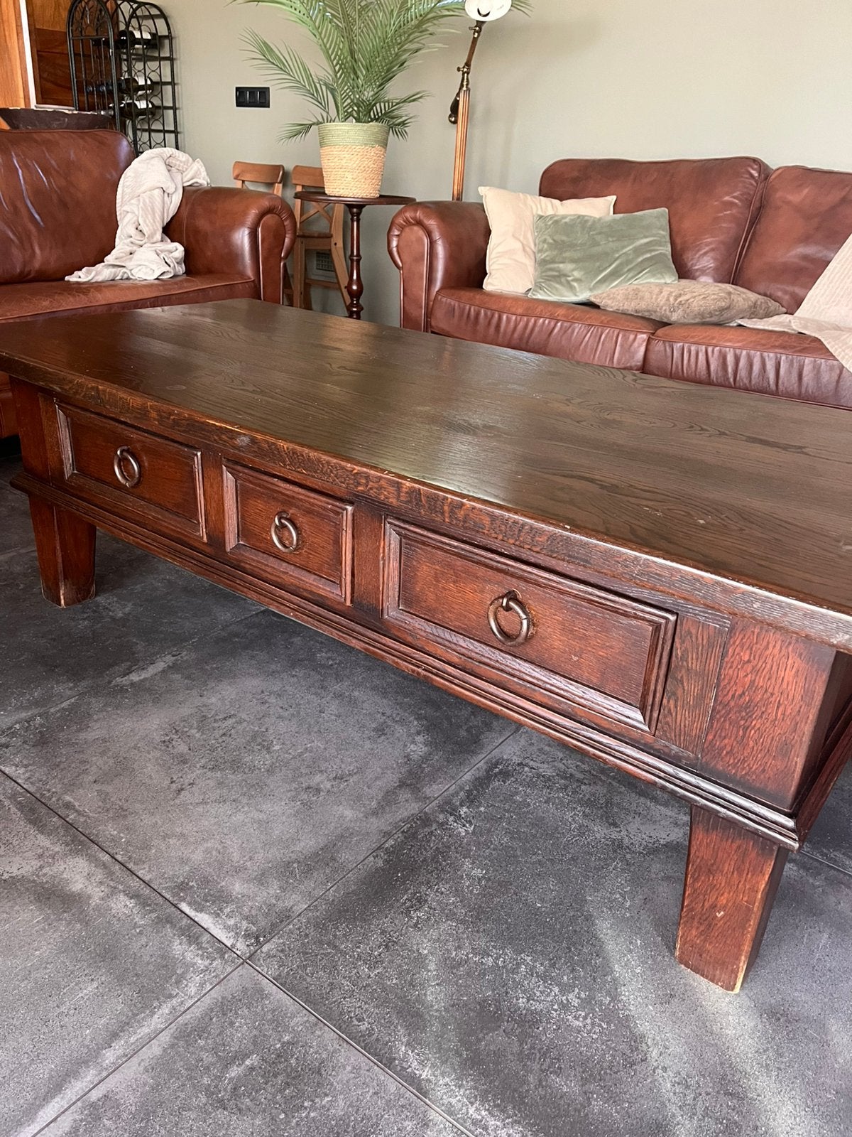 Koloniale salontafel, Enlèvement